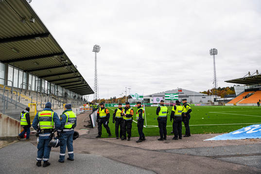 Poliser och ordningsvakter på Hitachi Arena