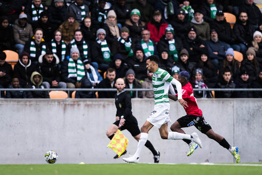 Västerås SKs Alex Douglas och GAISs Chovanie Shakur