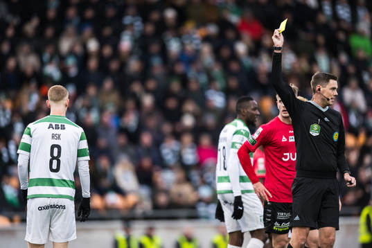 Västerås SKs Daniel Ask får gult kort av Domare Magnus