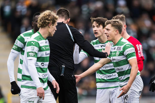 Domare Magnus Lindgren och Västerås SKs Olle Edlund