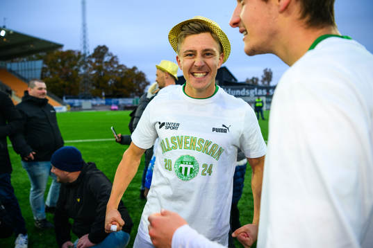 Västerås SKs Simon Gefvert jublar över avancemanget till
