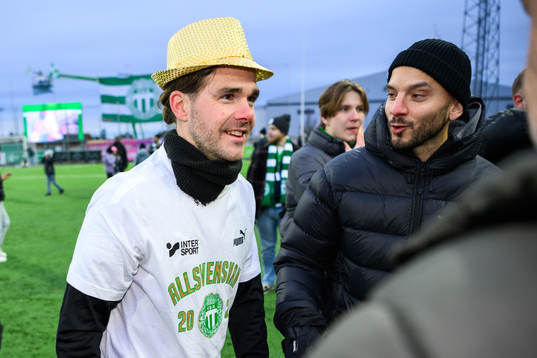 Västerås SKs målvakt Elis Wahl jublar över avancemanget