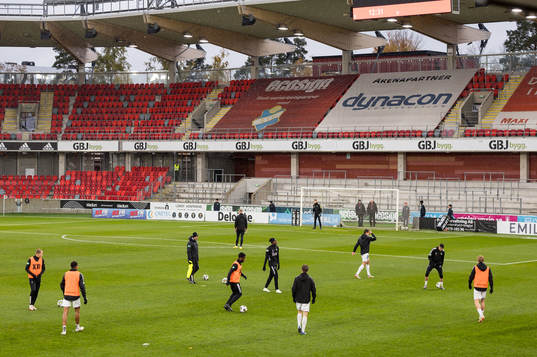 Bragespelare värmer upp före fotbollsmatchen i Superettan