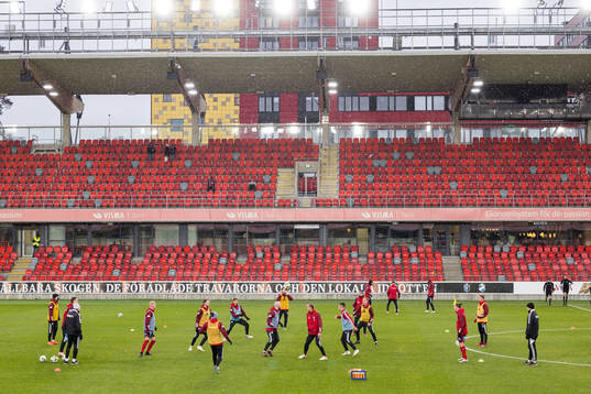 Östers spelare värmer upp före fotbollsmatchen i