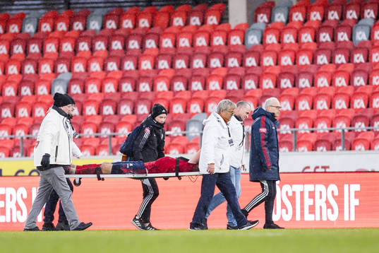 Östers Sebastian Hedlund bärs ut på bår
