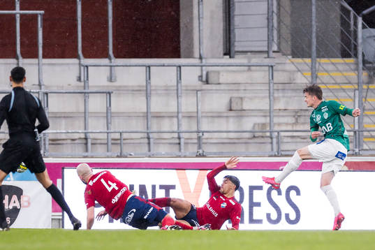Östers Sebastian Hedlund och Lukas Bergquist kolliderar