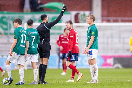 Domare Farouk Nehdi delar ut ett gult kort till Brages
