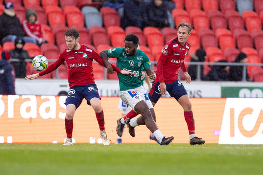 Brages Kevin Appiah Nyarko mellan Östers Daniel Ljung och