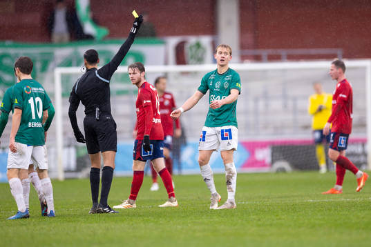 Brages Henry Sletsjøe deppar när han tilldelas ett gult