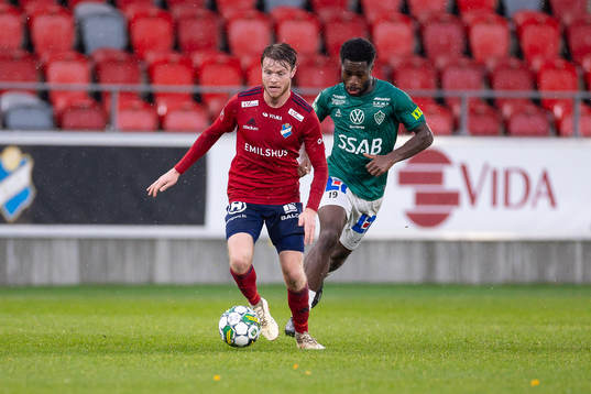 Östers Daniel Ljung och Brages Kevin Appiah Nyarko