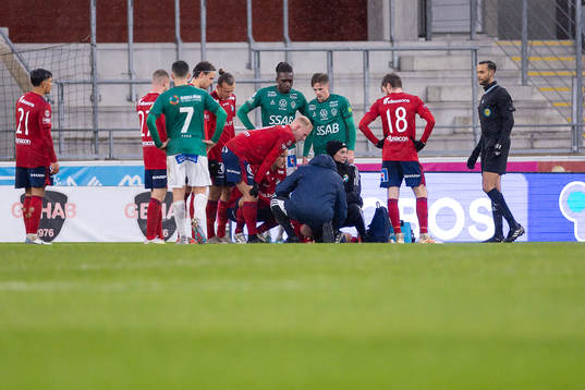 Östers Sebastian Hedlund får vård på planen