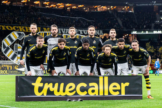 AIKs startelva ställer upp för en lagbild