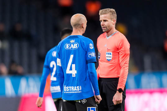 Halmstads Andreas Johansson och Domare Glenn Nyberg