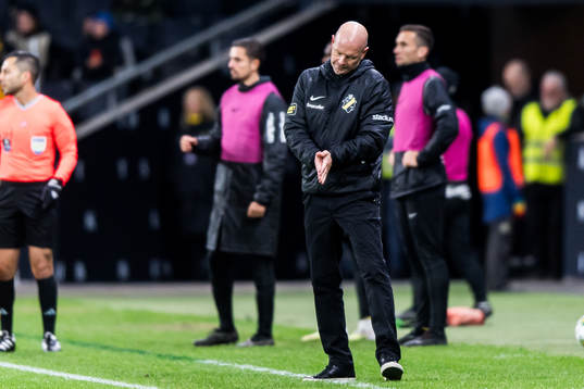 AIKs tränare Henning Berg deppar