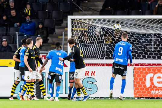Halmstads Viktor Granath gör 0-1 målet