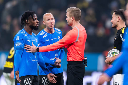 Halmstads Joseph Baffoe och Andreas Johansson i samtal med