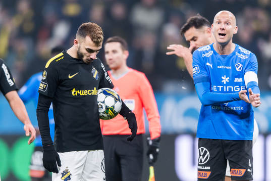 AIKs Omar Faraj redo att slå en straff bredvid Halmstads
