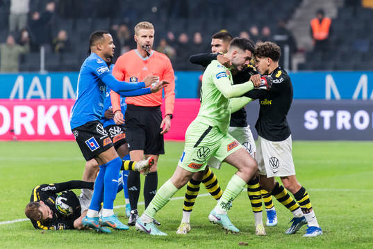 Halmstads målvakt Marko Johansson i bråk med AIKs Taha