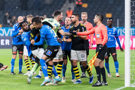 Halmstads Marko Johansson och AIKs Omar Faraj i bråk