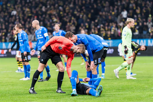 Domare Glenn Nyberg och Halmstads Marcus Olsson
