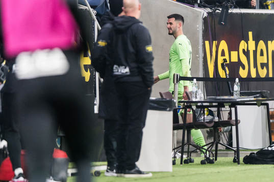 Halmstads målvakt Marko Johansson lämnar planen
