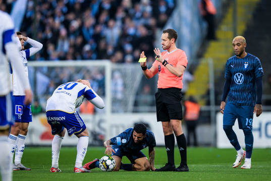 IFK Norrköpings Daniel Fritz Eid och Domare Victor Wolf