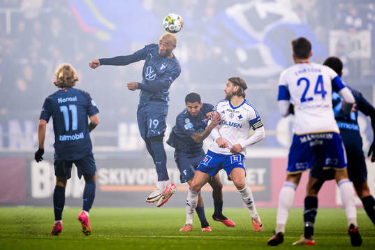 Malmö FFs Derek Cornelius och Sergio Pena mot IFK