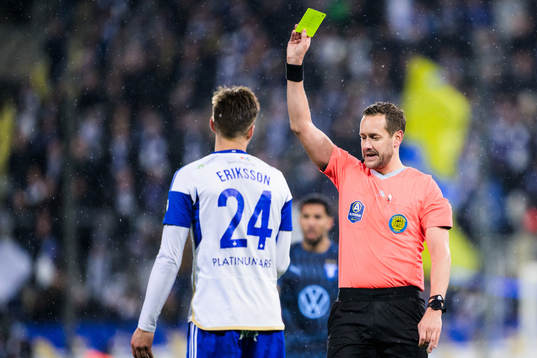 IFK Norrköpings Anton Eriksson får gult kort av Domare