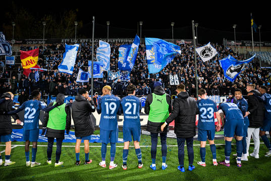 Malmö FFs spelare tackar sina supportrar