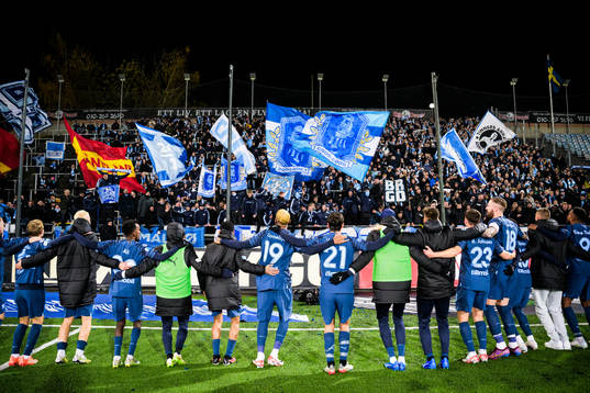 Malmö FFs spelare tackar sina supportrar