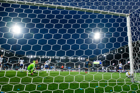 IFK Norrköpings målvakt Oscar Jansson släpper in 0-1 av