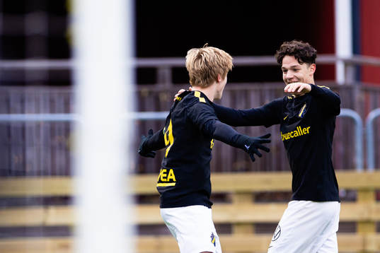 AIKs Sixten Gustafsson (v) jublar med Charlie Pavey
