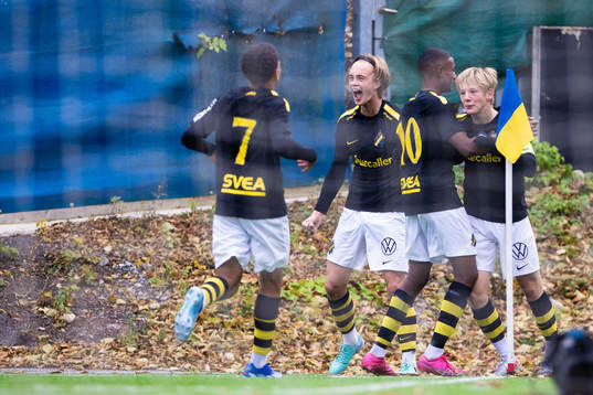 AIKs Sixten Gustafsson jublar med Yannick Geiger