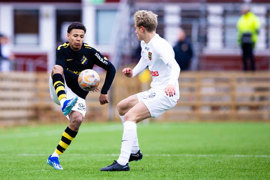 AIKs Kevin Filling och Brommapojkarnas Elis Rasck