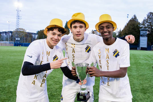 AIKs Charlie Pavey, Linus Järeteg och Robel Yonas jublar