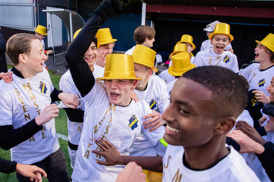 AIKs Sixten Gustafsson och Robel Yonas jublar