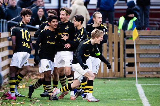 AIKs Robel Yonas jublar med lagkamrater