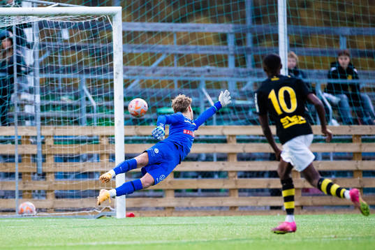 AIKs Robel Yonas gör 4-2 bakom Brommapojkarnas målvakt