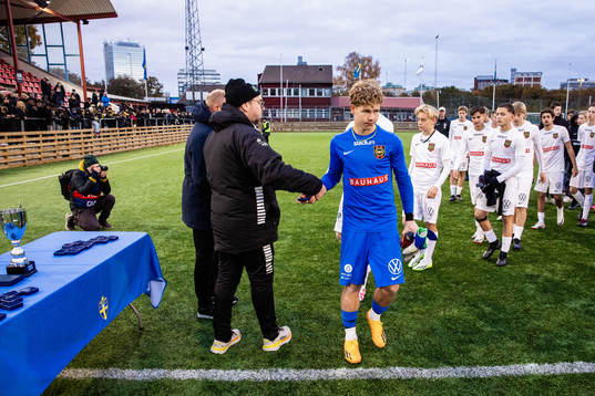 Brommapojkarnas målvakt Olle Eliasson deppar