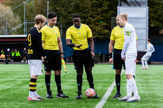 Domare Delaurence Masimango med AIKs Sixten Gustafsson och