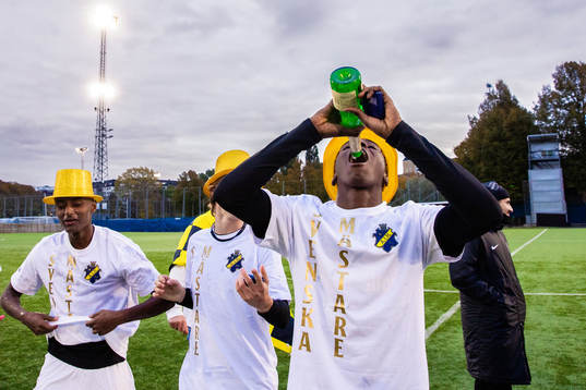 AIKs Robel Yonas (v) och Demoye Arthur Konan (h) jublar