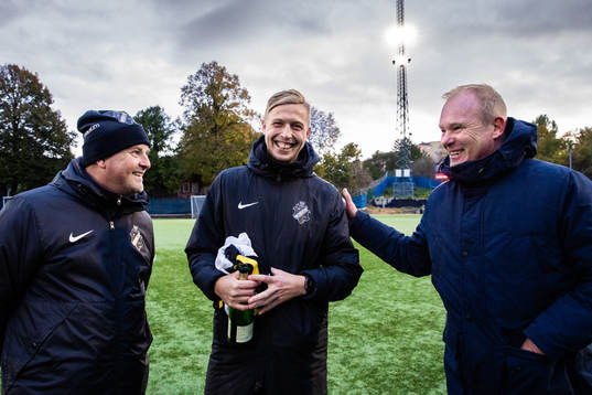AIKs tränare Linus Wennberg jublar