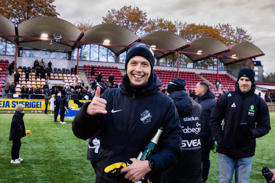 AIKs tränare Linus Wennberg jublar