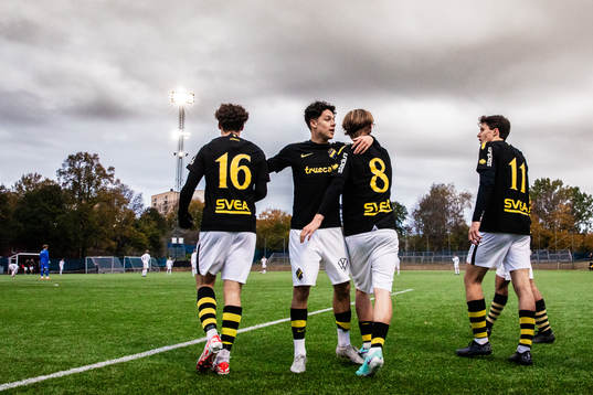 AIKs Luka Petrovic jublar med Charlie Pavey, Yannick Geiger