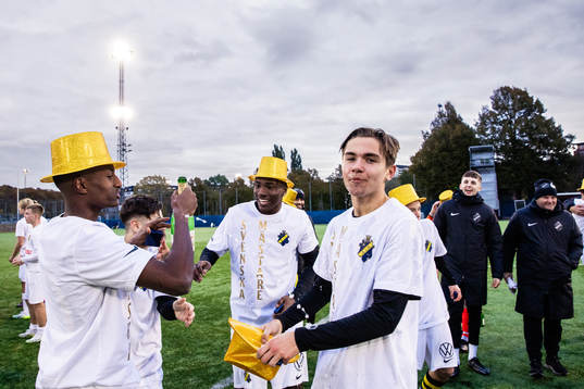 AIKs Robel Yonas (v), Demoye Arthur Konan (m) och Leo