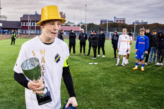 AIKs Sixten Gustafsson med sm-pokalen