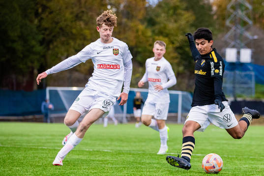 Brommapojkarnas Felix Edberg och AIKs Luis Carlos Sandoval