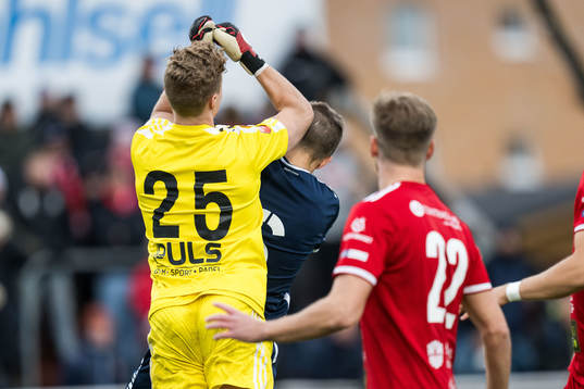 Skövde AIKs målvakt Otto Lindell och Utsiktens Erik