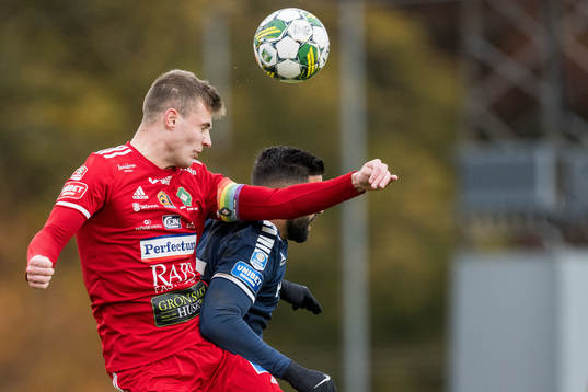 Skövde AIKs Filip Schyberg och Utsiktens Paulo Marcelo