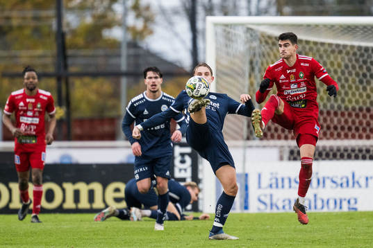 Utsiktens Linus Carlstrand och Skövde AIKs Marc Ante Tokich